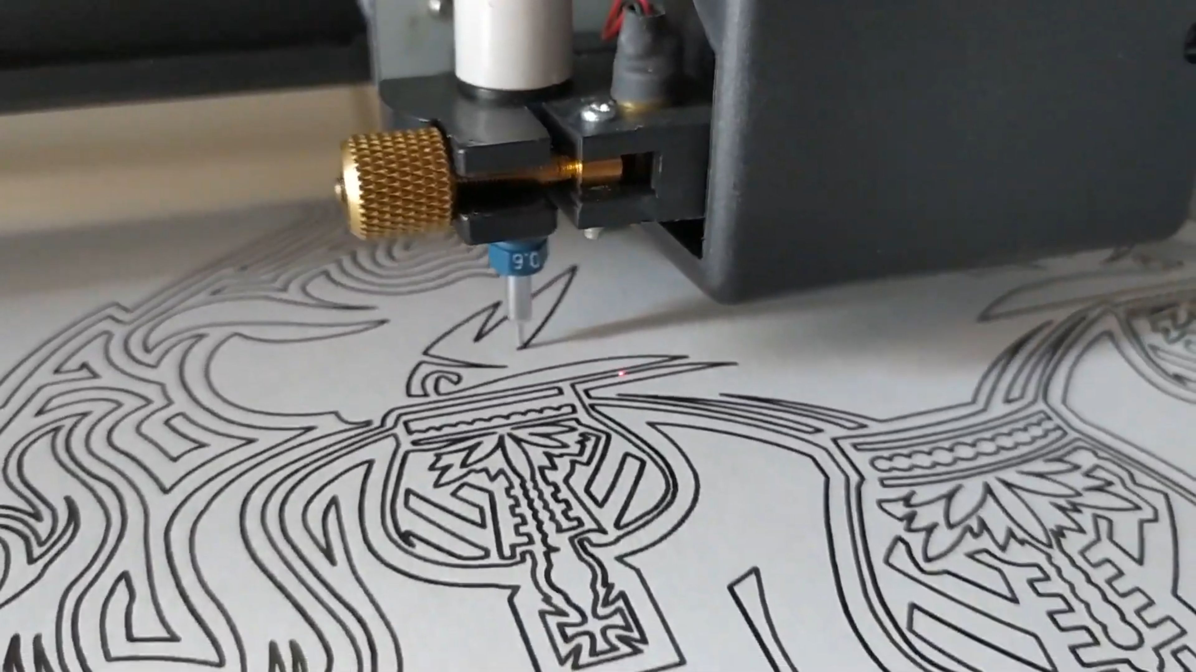 Pen plotter executando desenho em nanquim sobre papel Fine Art - Ateliê Alberton