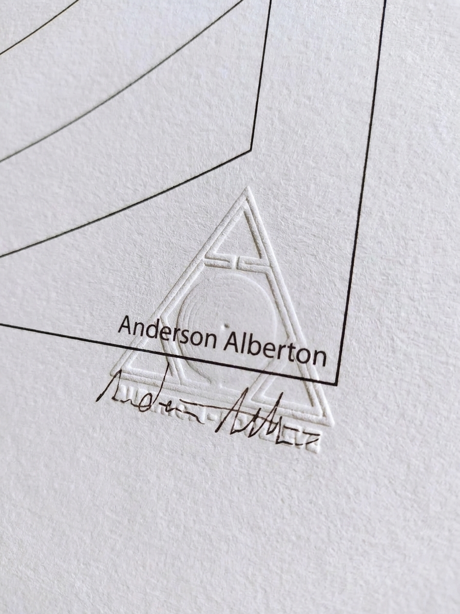 Chancela em relevo seco e assinatura manuscrita do artista Anderson Alberton